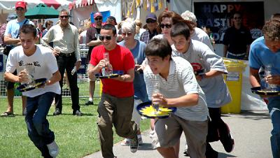 The French waiters' race underway (with passion) 