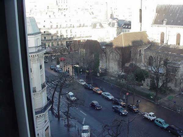 Light in the heart of the left bank - l'église St-Germain-des-Prés in the afternoon traffic