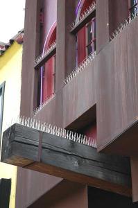Storefront spikes -