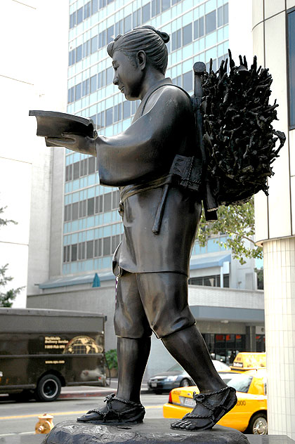 Junichiro Hannya, Monument to Sontuko (Kinjiro) Ninomiya, 1983 - a bronze sculpture of the 